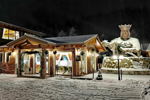 Restaurantul Popasul Lu Vodă Iarna în timp de seară.